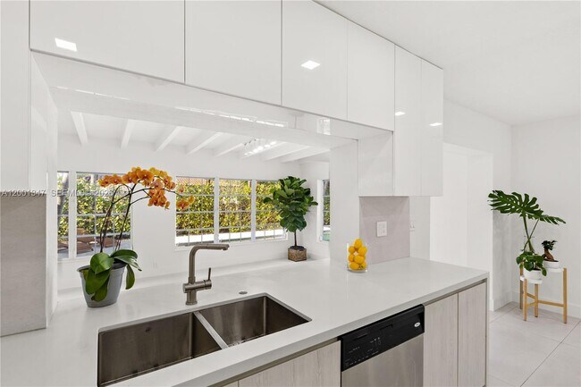 Building Photo - 6605 SW 61st St