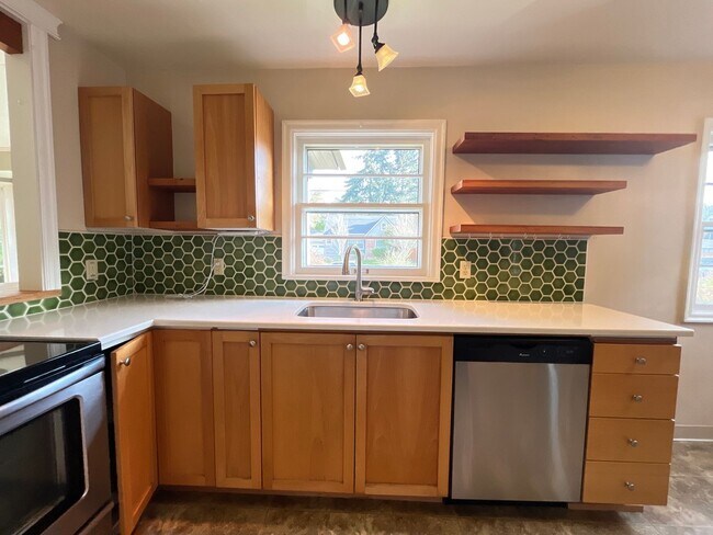 Building Photo - 4643 NE 38th Ave