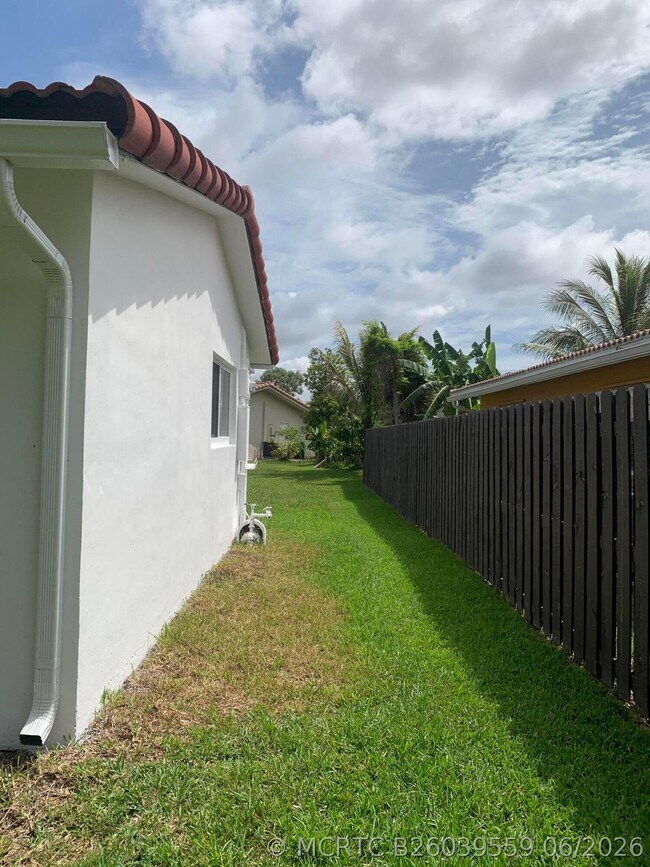 Building Photo - 4005 NW 76th Ave