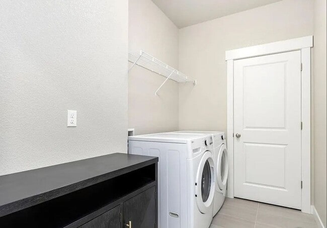 Building Photo - Elegant Townhome in Loveland