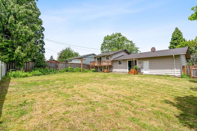 Building Photo - Beautiful, remodeled 3-bdrm/2-bath tri-lev...