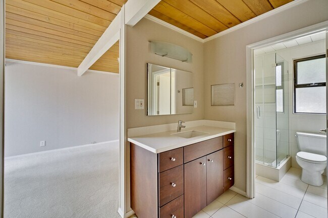 Building Photo - Beautifully Updated 4 Bed, 3 Bath Eichler ...