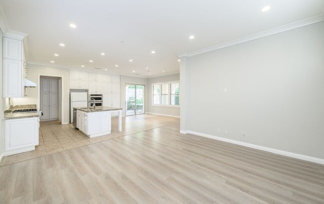 Building Photo - FOR RENT 4BD/3.5 BA/2Garage/Single Family ...