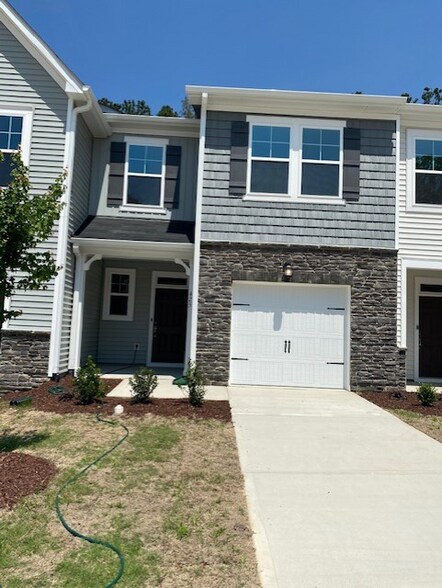 Building Photo - 425 Hazy Hls Ln