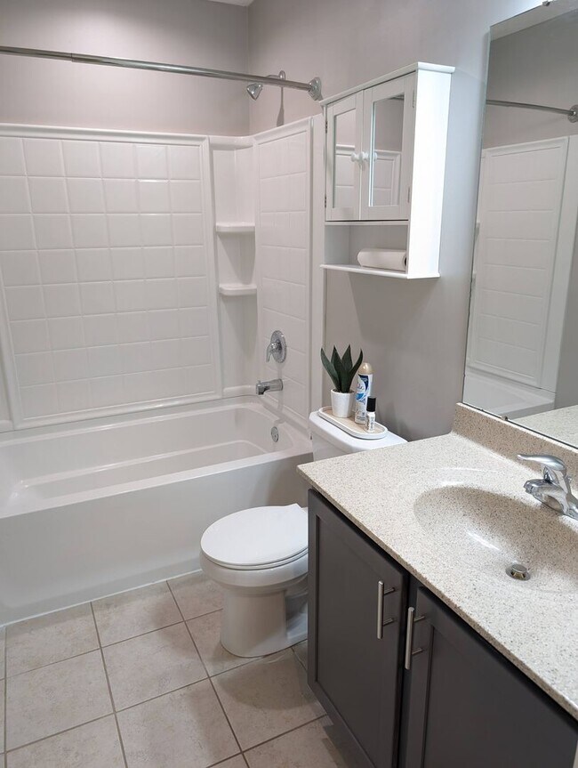 Building Photo - AVAILABLE NOW! Luxurious and Modern 3-4 Bedroom / 3.5 Bath Townhome in the Twin Lakes Community!