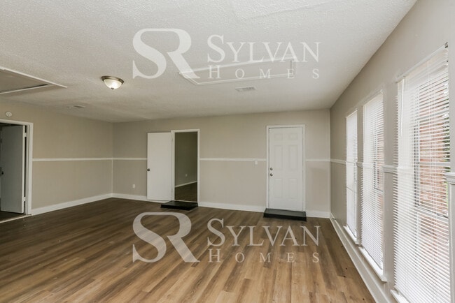 Building Photo - Step into this stunning 3-bedroom, 2-bathr...