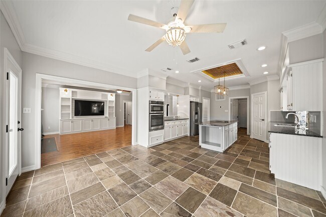 Building Photo - 2654 Milburn Dr