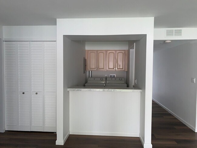 Building Photo - BEAUTIFUL 2 BED CONDO IN HEART OF LIVONIA