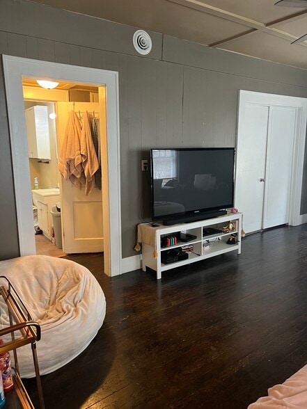 Building Photo - 208 W Elm Ave