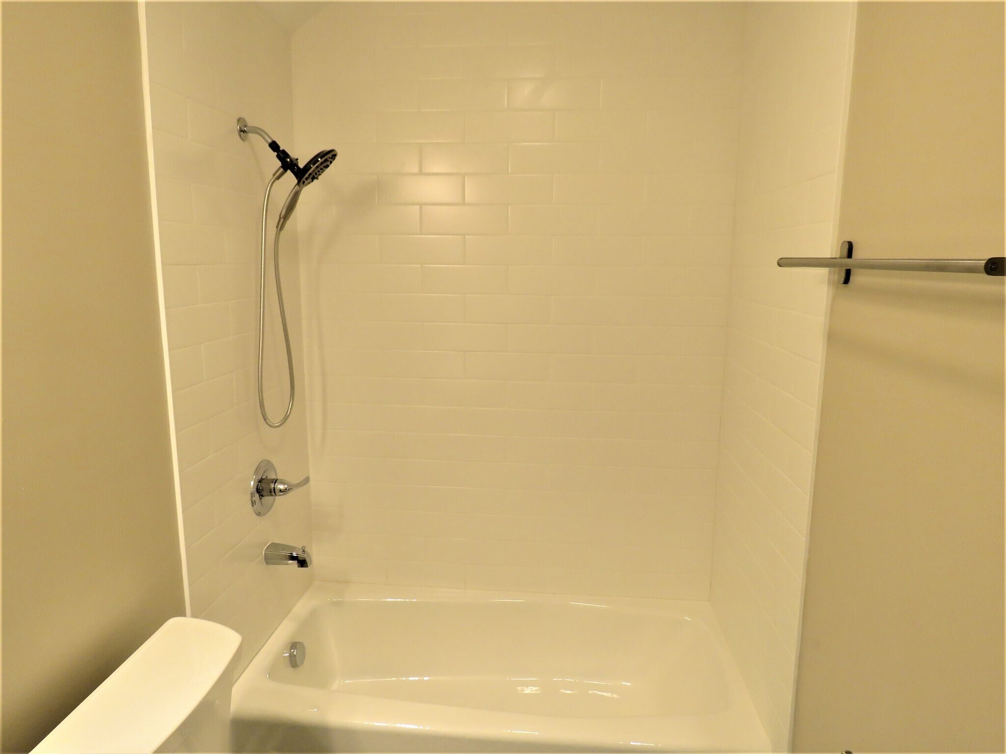 Building Photo - 509 E 7th St