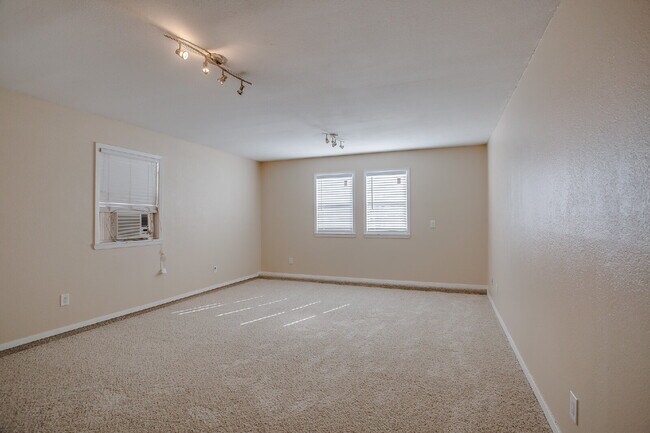 Building Photo - Beautiful, Spacious 4 Bedroom Close to Tex...