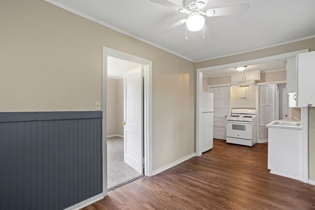 Building Photo - 3 bedroom, 1 bath home close to Gulfstream...