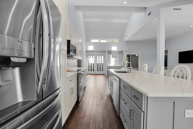 Building Photo - "Coastal Comfort Awaits: Spacious 3-Bed, 3-Bath Furnished Retreat in Moss Creek on the Marsh!"