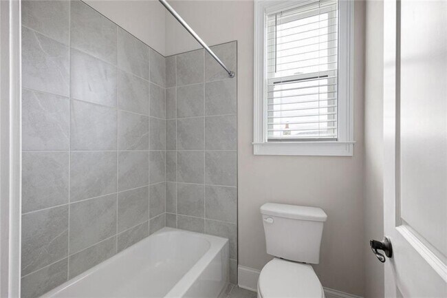 Building Photo - 109 Village Green Ave