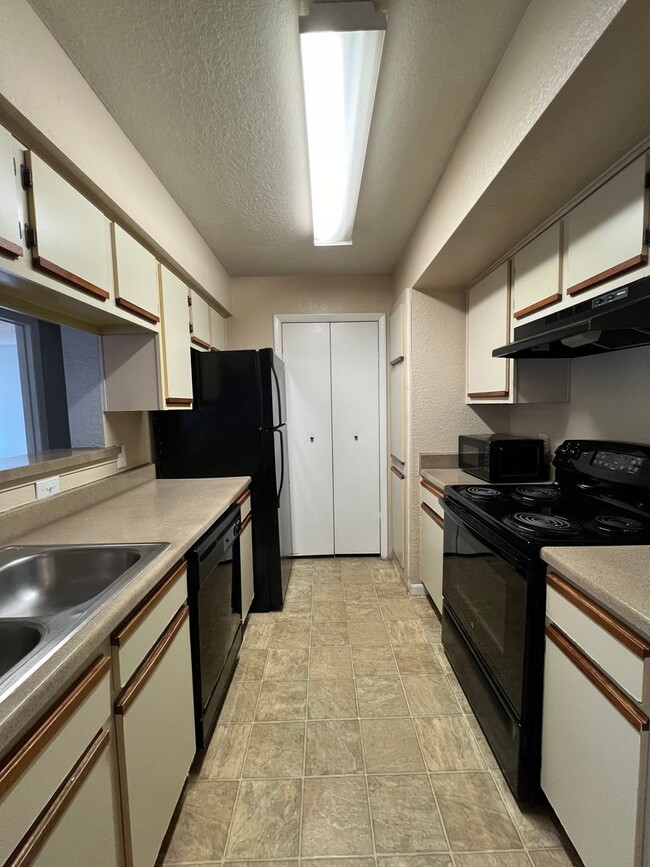Building Photo - $500 CREDIT 1ST MONTH RENT- BEAUTIFUL COMM...