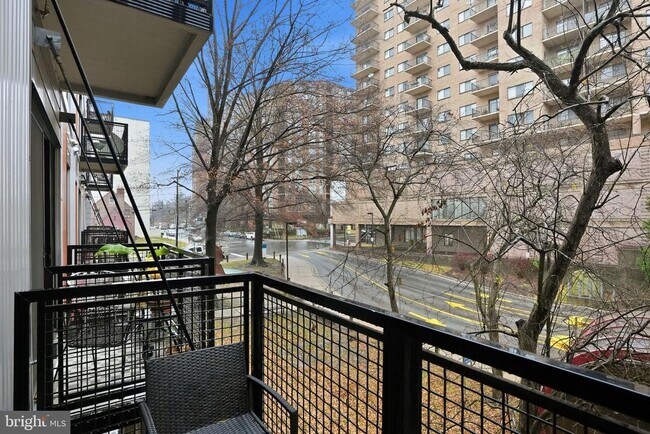 Building Photo - 1320 Fenwick Ln