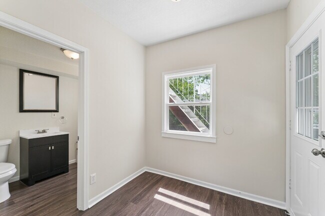 Building Photo - Welcome home to this stunning, light-filled rental that truly has it all! Featuring huge living s...