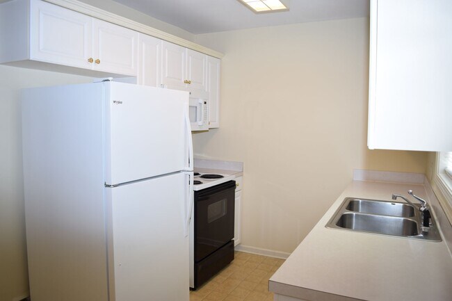 Building Photo - $1,150 | 2BR/1.5BA End Unit Townhouse – Sp...