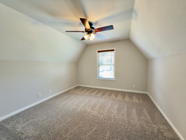 Building Photo - 638 Hidden Valley Dr