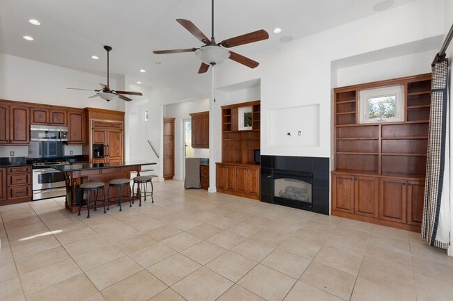 Building Photo - 3-bedroom 3.5 Coronado Village home near schools