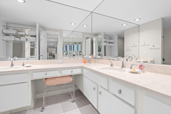 Building Photo - 900 Island Dr