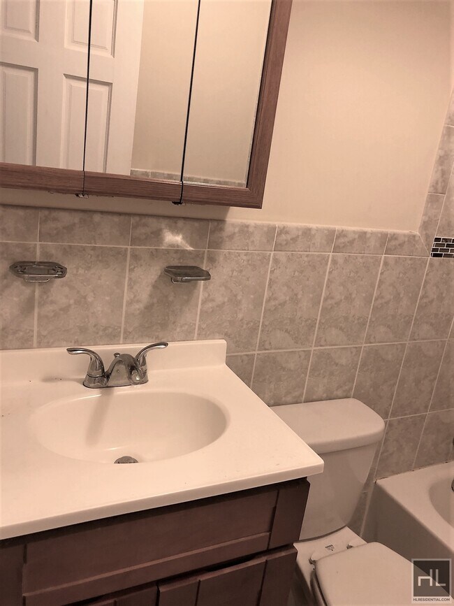 Building Photo - 869 E 95th St