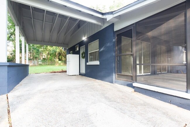 Building Photo - 211 Columbia Dr