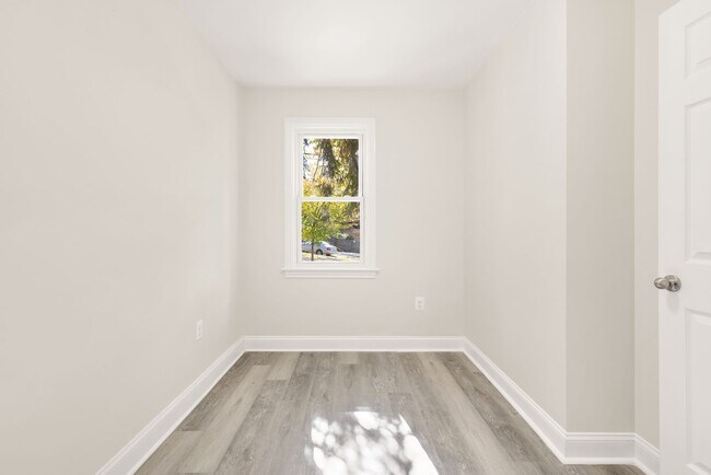 Building Photo - Newly Renovated 3BR/1BA - WASHEY/DRYER - I...
