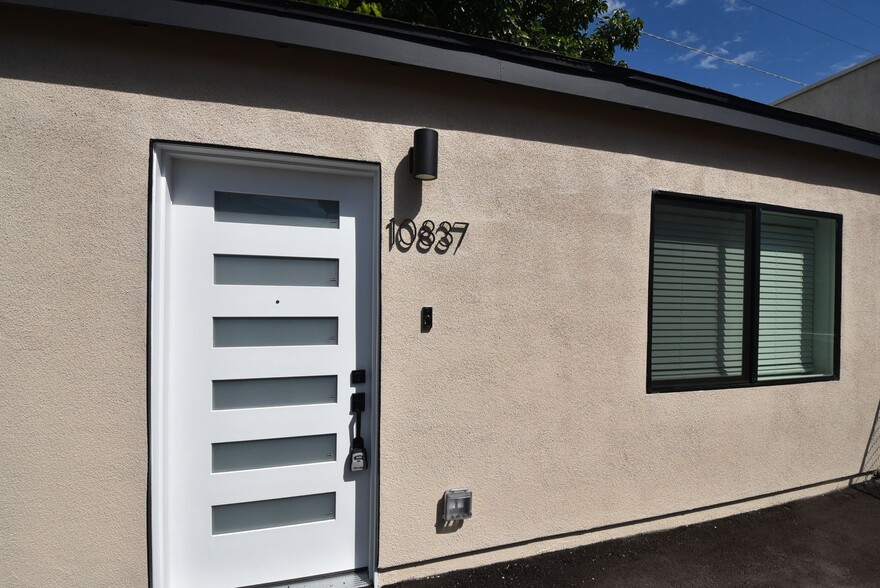 Building Photo - 10839 Moorpark St