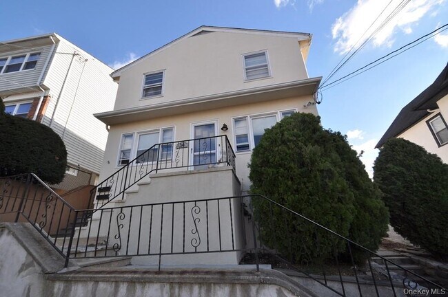 Building Photo - 34 Chestnut St