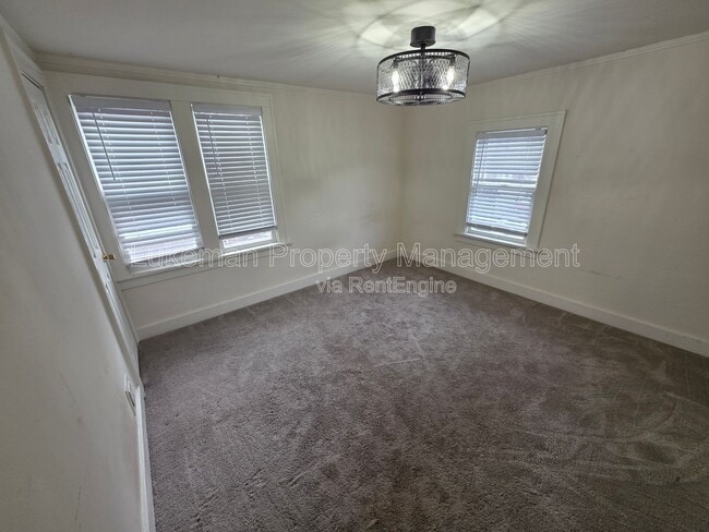 Building Photo - 1916 James St