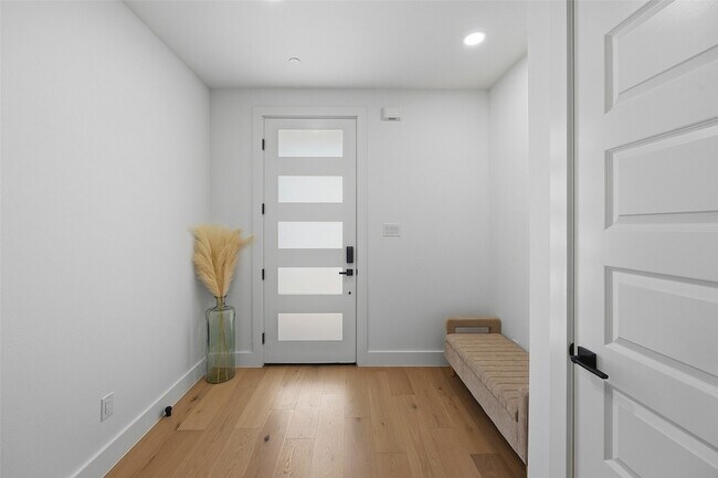Building Photo - 408 Vista Buena Trl