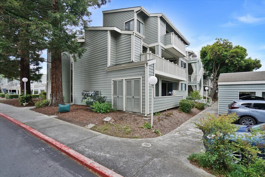 Building Photo - 3402 Pinewood Terrace
