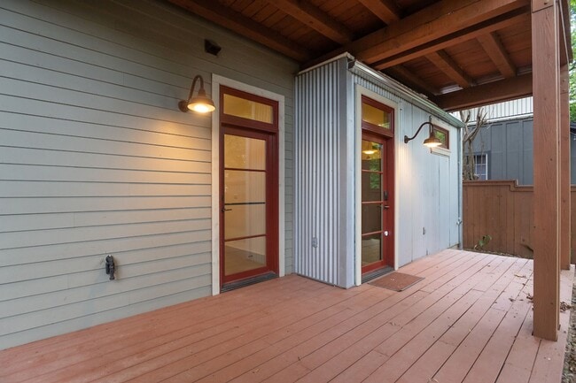 Building Photo - Bouldin Creek Neighborhood - Prime Location - 3/2.5!