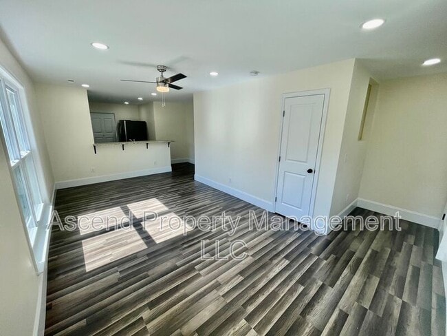 Building Photo - 729 Henderson Ave