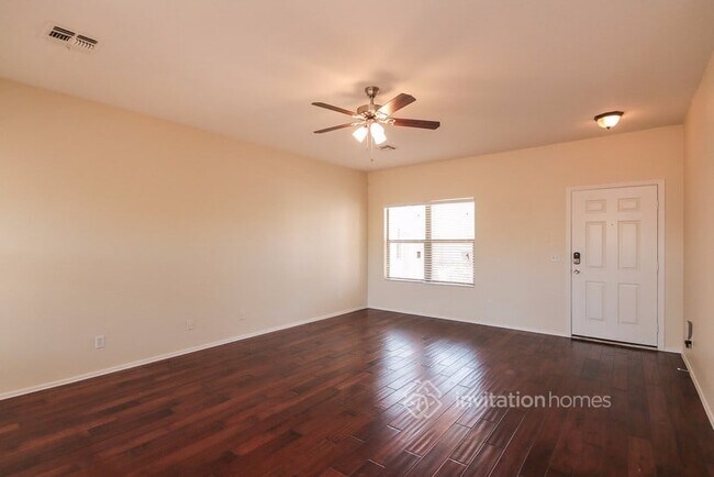 Building Photo - 2322 E Spruce Dr