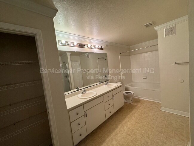 Building Photo - 217 Woodlake Wynde