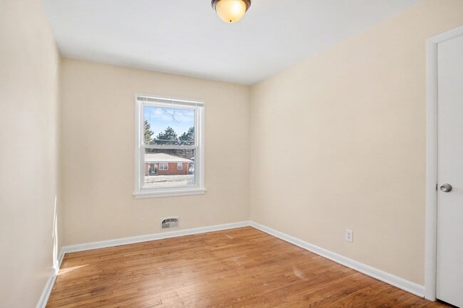 Building Photo - 3 Bedroom, 1 Bath Single Family Home!