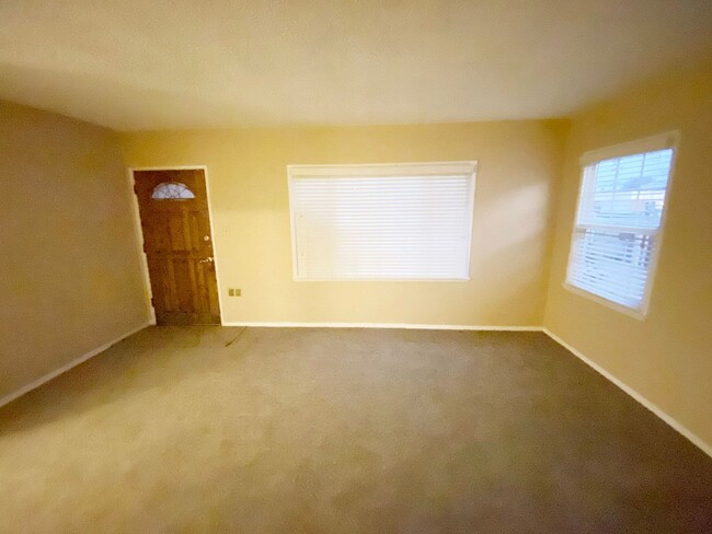 Building Photo - Nice Neighborhood North Long Beach 2 bd 1 bath Home