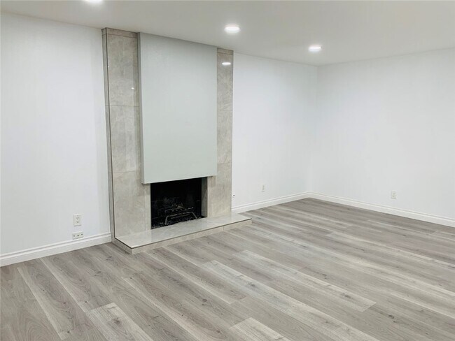 Building Photo - 410 21st St