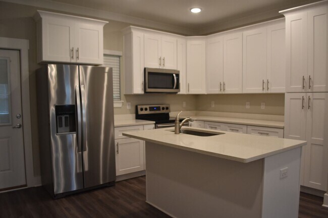 Building Photo - Available June 1 Three Bedroom Townhouse a...