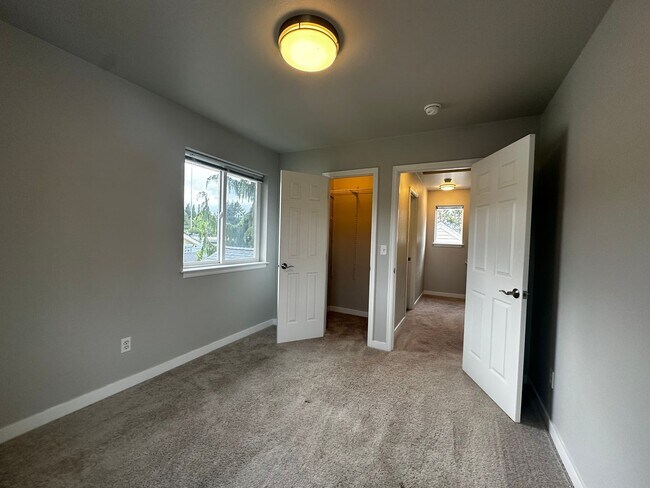 Building Photo - 4324 Hoyt Ave