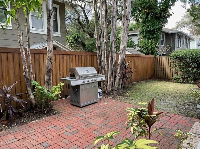 Building Photo - 807 S Fremont Ave