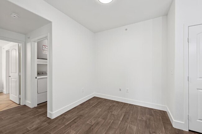 Building Photo - Stylish 1 Bed Apt — Save $1,200 on First M...