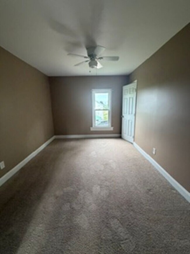 Building Photo - Three bedroom home