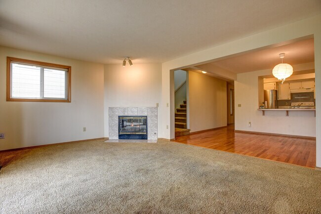 Building Photo - Lovely upper 2 floors of Large home in Phi...