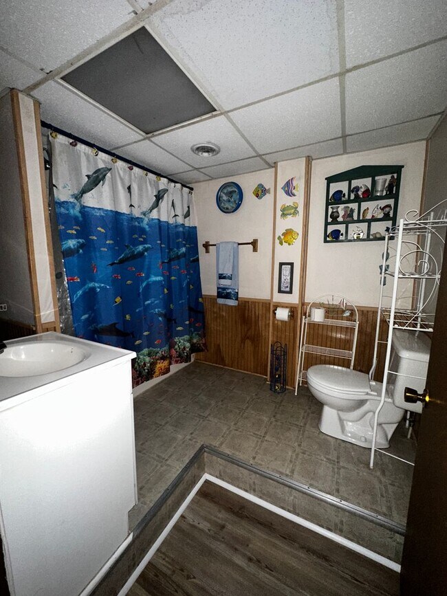 Building Photo - Furnished - 2 bed/1 bath basement apartment