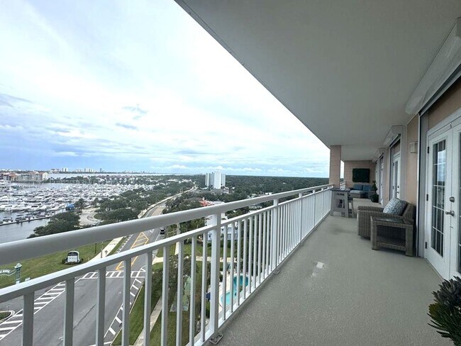 Building Photo - Stunning Penthouse with Amazing Views!