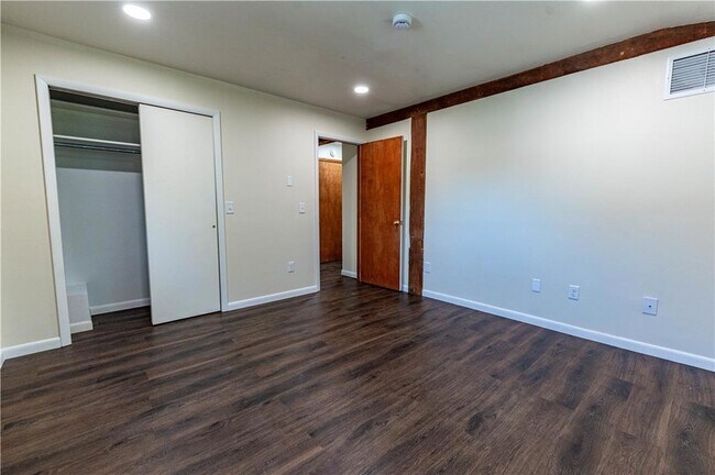 Building Photo - 6350 Robin Ln
