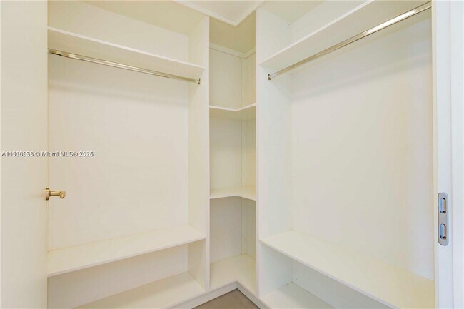 Building Photo - 200 Biscayne Blvd Way